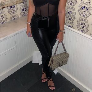 RUCHED VEGAN LEATHER LEGGINGS - BLACK